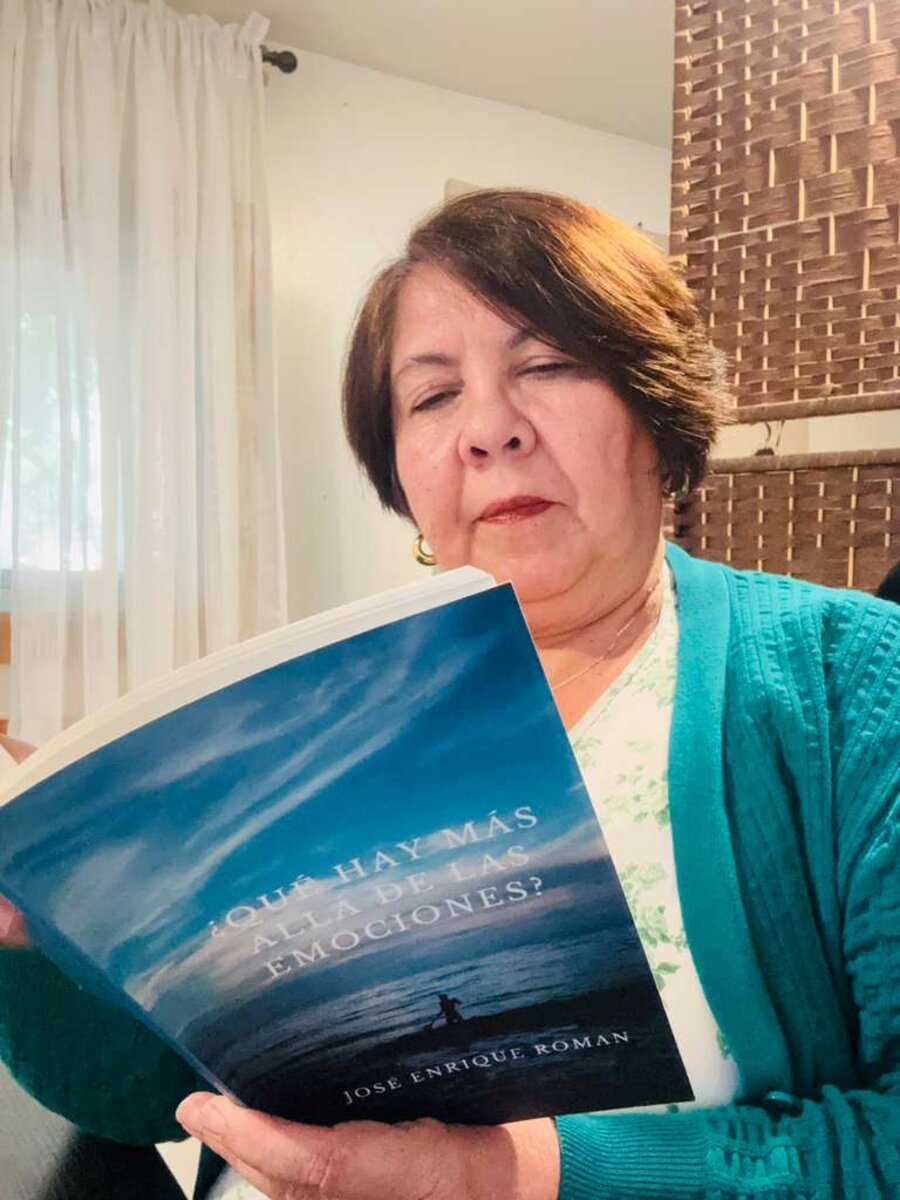 Yasmín Matos leyendo un libro publicado con su acompañamiento editorial