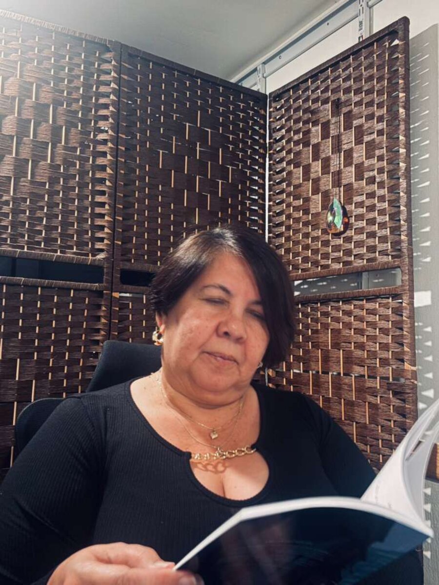 Yasmín Matos revisando un manuscrito